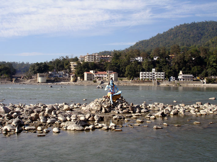 Недалеко от Дели (всего ночь пути) находится Ришикеш - город йогов ...