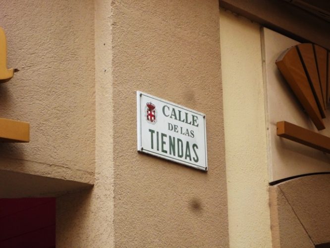 Читать вывески. Испания улицы названия номер. Как я читаю вывески. Вывески читает